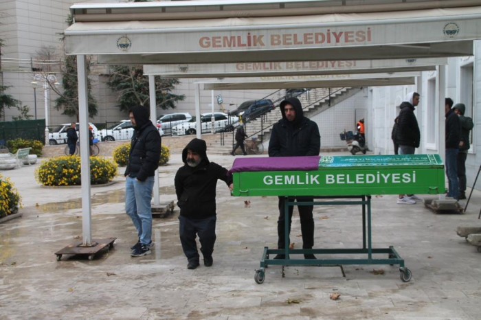  Alpaslan Özmol'un annesi, son yolculuğuna uğurlandı