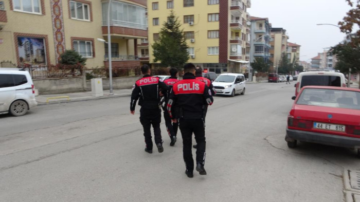 Abdest almak için girdiği camide silahla vuruldu