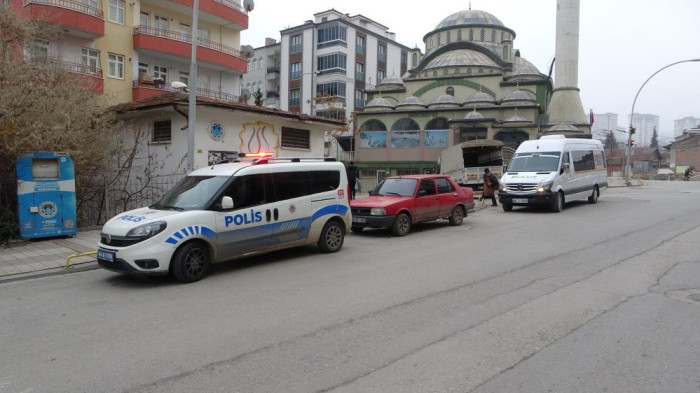 Abdest almak için girdiği camide silahla vuruldu