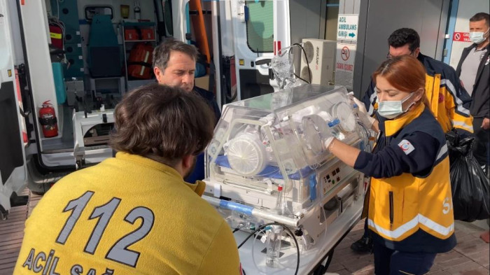 Kapıyı açınca kordon bağı kesilmemiş bebekle karşılaştı