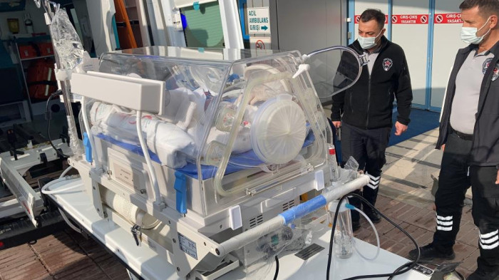 Kapıyı açınca kordon bağı kesilmemiş bebekle karşılaştı