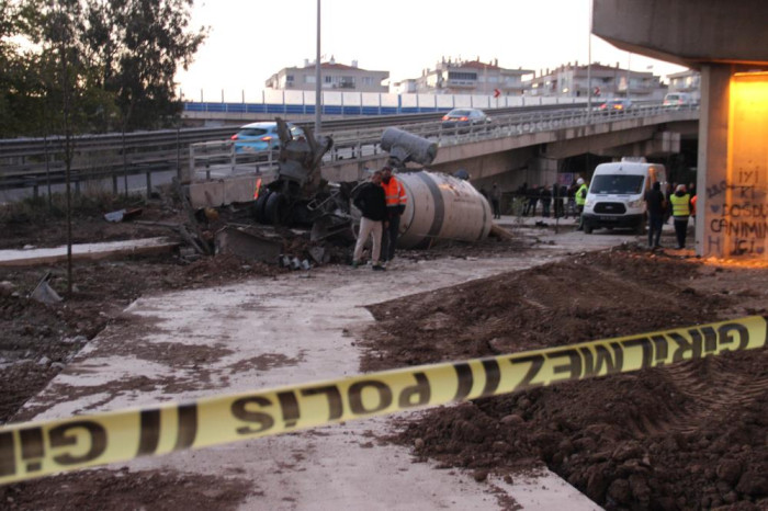 Beton mikseri viyadükten uçtu: 1 ölü