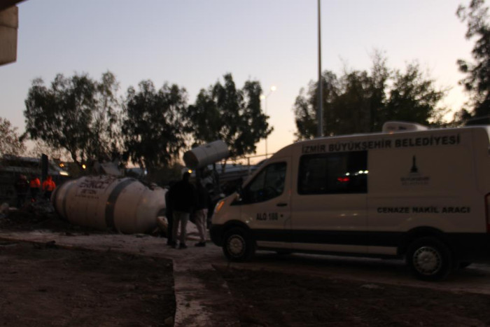 Beton mikseri viyadükten uçtu: 1 ölü