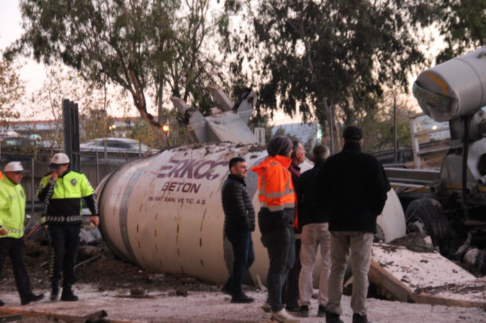 Beton mikseri viyadükten uçtu: 1 ölü