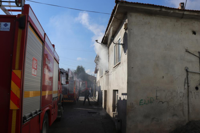  İki katlı evde yangın çıktı
