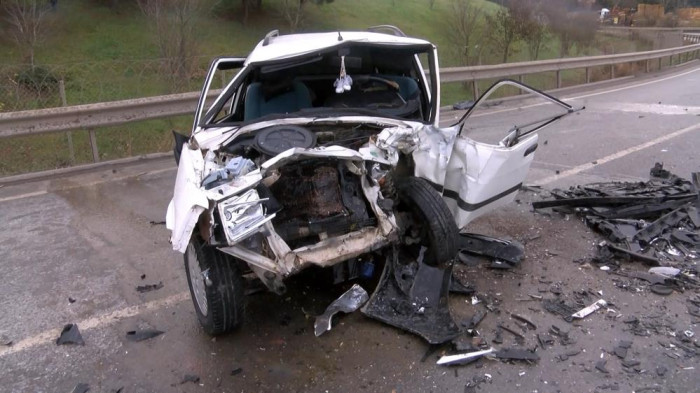 Sancaktepe'de iki araç kafa kafaya çarpıştı, otomobil kağıt gibi ezildi