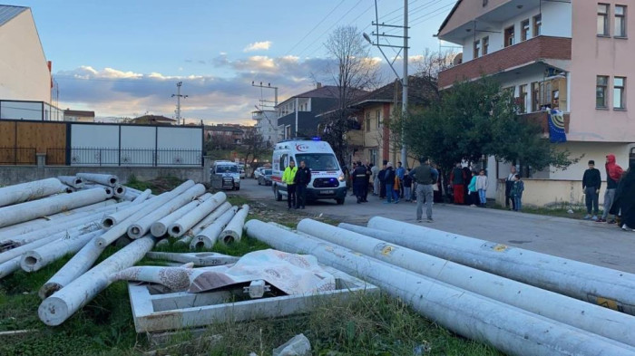 Beton direklerin arasında sıkışan çocuk feci şekilde can verdi