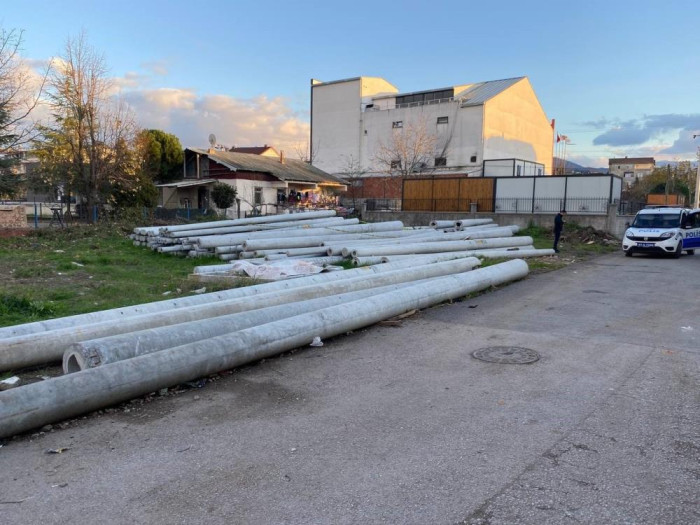 Beton direklerin arasında sıkışan çocuk feci şekilde can verdi