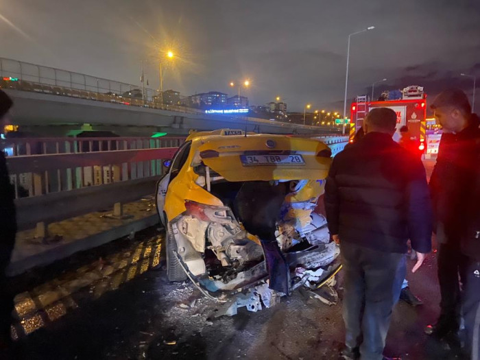 Feci Kaza! arıza yapan taksiye araç çarptı
