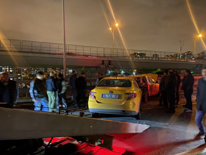 Feci Kaza! arıza yapan taksiye araç çarptı