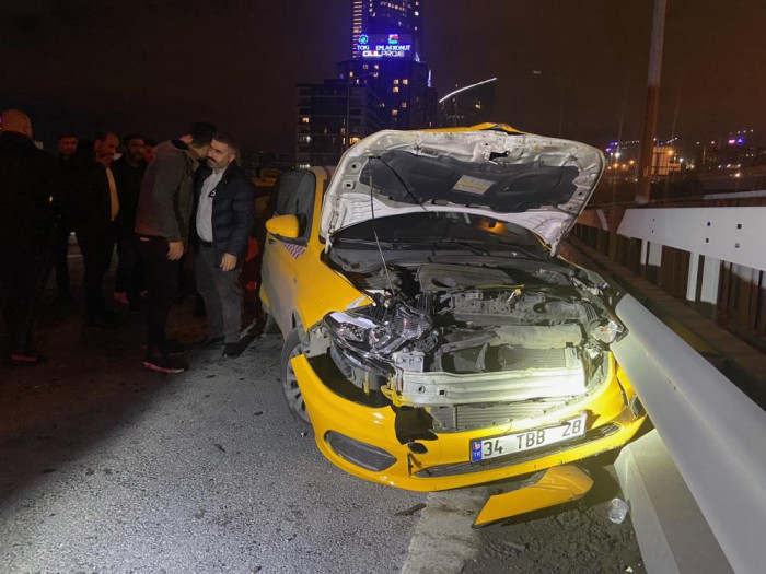 Feci Kaza! arıza yapan taksiye araç çarptı