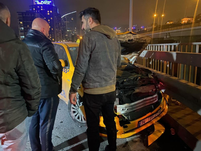 Feci Kaza! arıza yapan taksiye araç çarptı