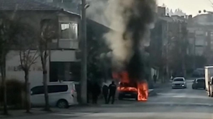 Alev alev yanan otomobil hurdaya döndü