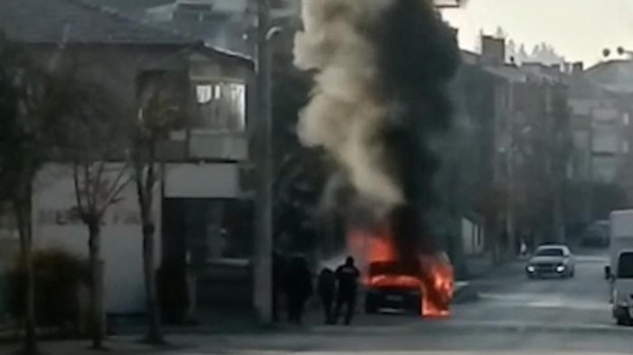 Alev alev yanan otomobil hurdaya döndü