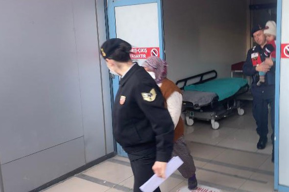  Kapının önüne bırakılan çocuğun annesi ifadesinin ardından serbest bırakıldı