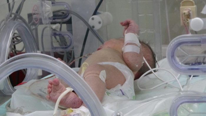  Kapının önüne bırakılan çocuğun annesi ifadesinin ardından serbest bırakıldı