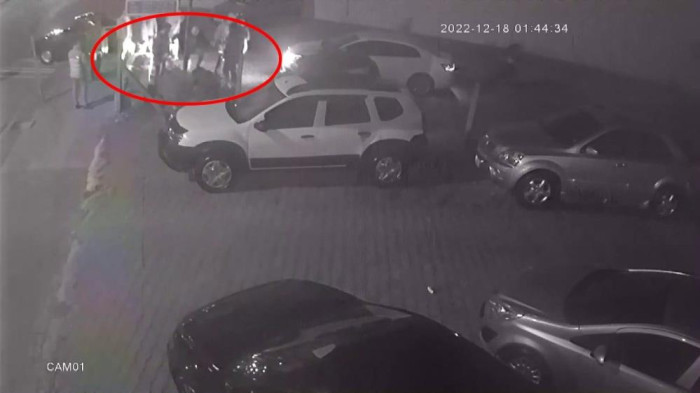 Kendi galerilerinin önünde ölesiye darp edildiler