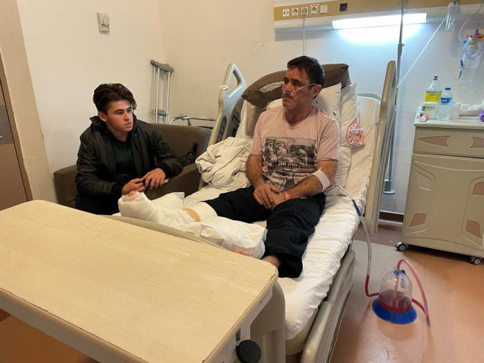 Kendi galerilerinin önünde ölesiye darp edildiler