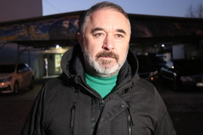 Kendi galerilerinin önünde ölesiye darp edildiler