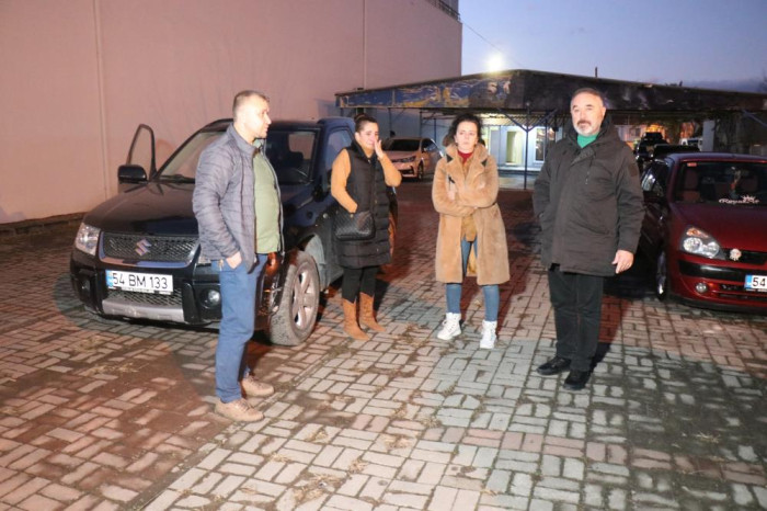 Kendi galerilerinin önünde ölesiye darp edildiler