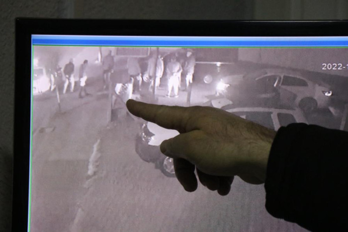 Kendi galerilerinin önünde ölesiye darp edildiler