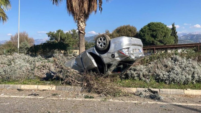 Sürücü takla atan araçtan burnu kanamadan çıktı