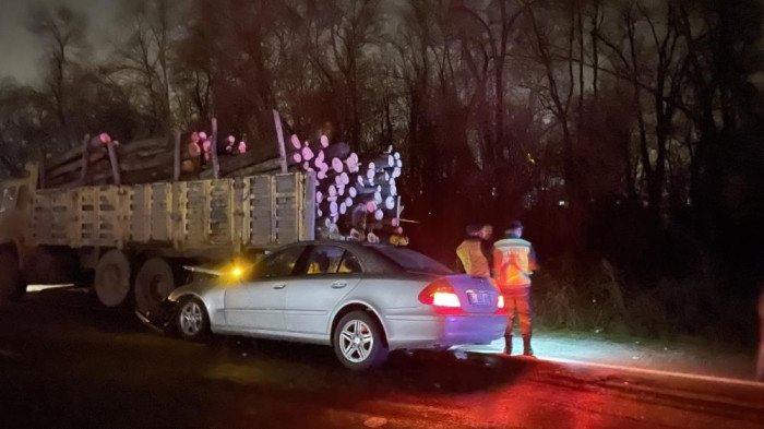 Otomobil tomruk yüklü kamyona çarptı: 1 yaralı