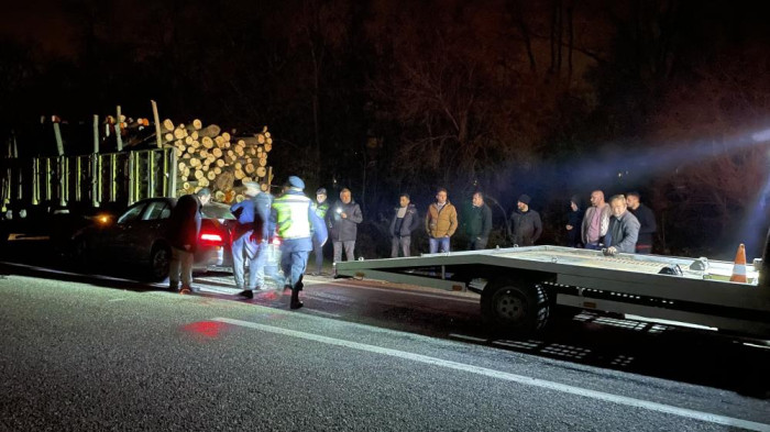Otomobil tomruk yüklü kamyona çarptı: 1 yaralı