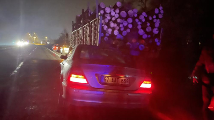 Otomobil tomruk yüklü kamyona çarptı: 1 yaralı