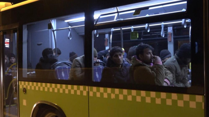 Bir tır dolusu kaçak, dorsenin brandalarını delip kaçmak üzereyken yakalandı