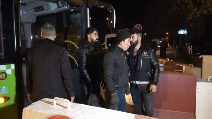 Bir tır dolusu kaçak, dorsenin brandalarını delip kaçmak üzereyken yakalandı