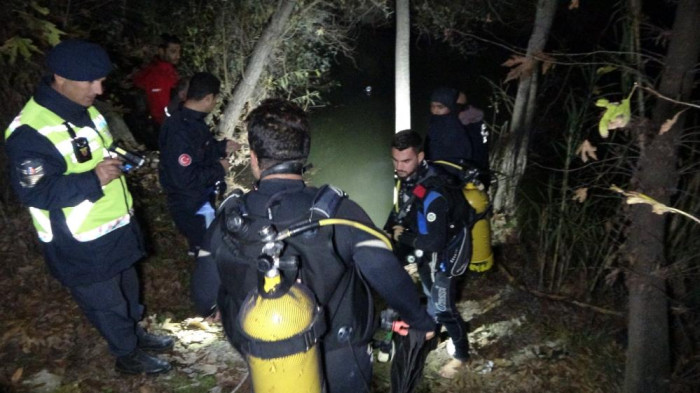 Çaya uçan hafif ticari aracın sürücüsünün cesedini dalgıçlar çıkardı