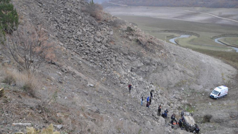  30 metreden baraj yatağına uçan otomobil sabah fark edildi: 1 ölü