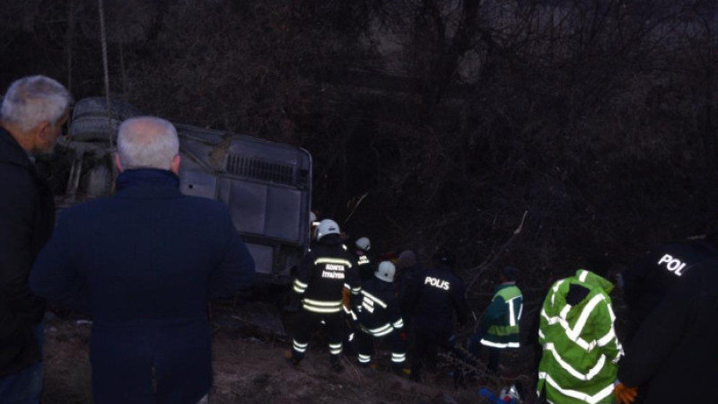  Konya’da yolcu otobüsü şarampole devrildi: 15 yaralı