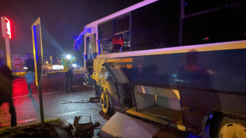  Kamyonetle halk otobüsü çarpıştı: 4 yaralı