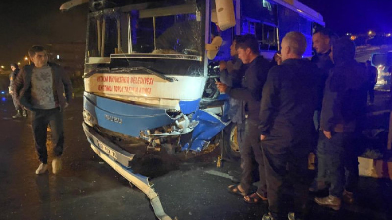  Kamyonetle halk otobüsü çarpıştı: 4 yaralı