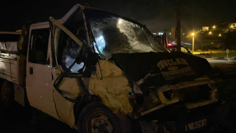  Kamyonetle halk otobüsü çarpıştı: 4 yaralı