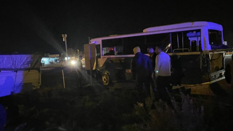  Kamyonetle halk otobüsü çarpıştı: 4 yaralı