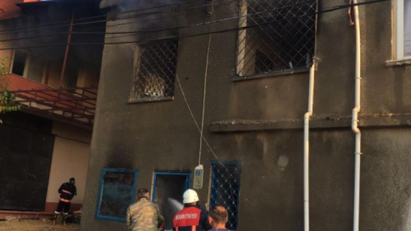Elektrikli sobadan çıkan yangında 2 katlı ev alevlere teslim oldu