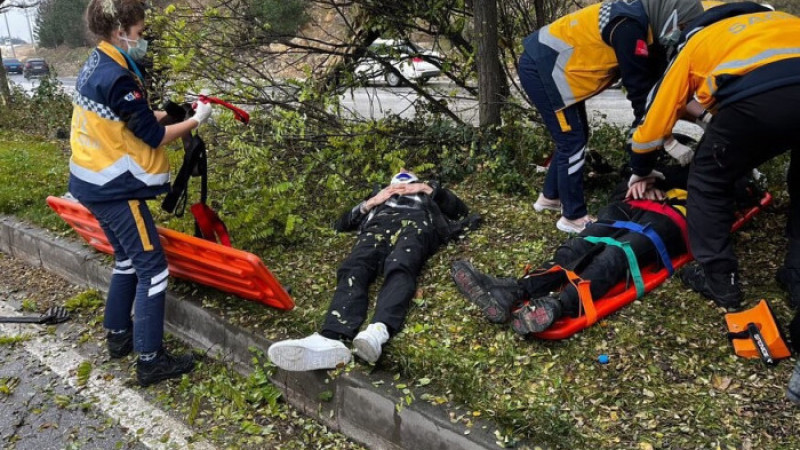 Bilecik’te otomobil refüje çıktı: 1’i ağır 2 yaralı