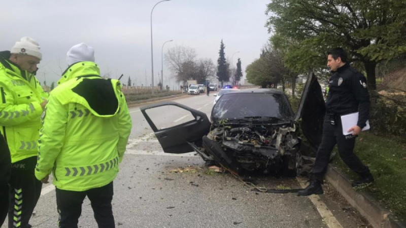 Bilecik’te otomobil refüje çıktı: 1’i ağır 2 yaralı