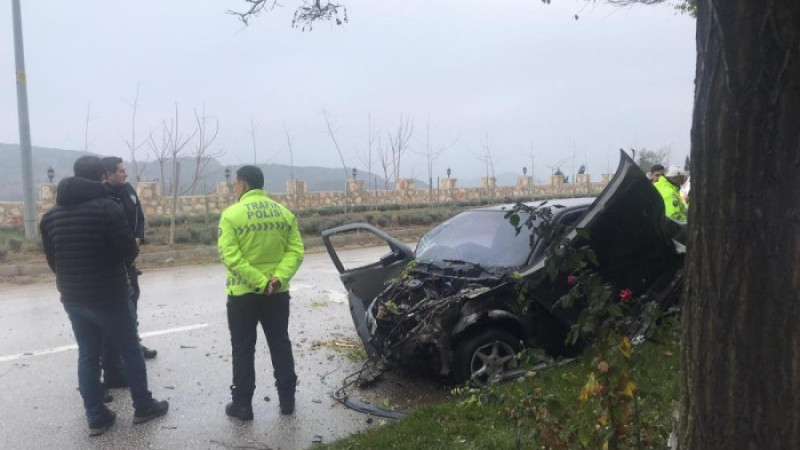 Bilecik’te otomobil refüje çıktı: 1’i ağır 2 yaralı