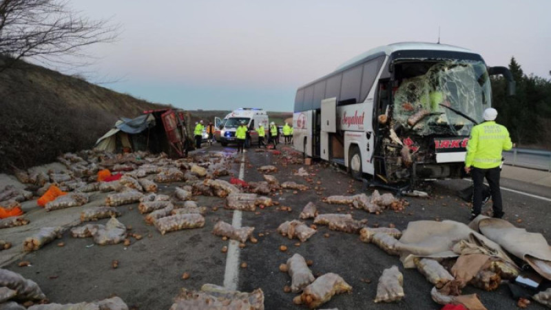Tekirdağ'da kamyon ile otobüs çarpıştı: 1 ölü, 2 yaralı