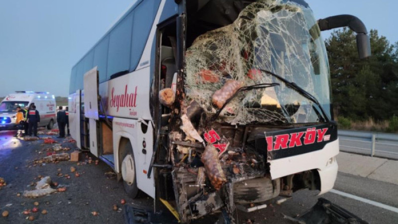 Tekirdağ'da kamyon ile otobüs çarpıştı: 1 ölü, 2 yaralı