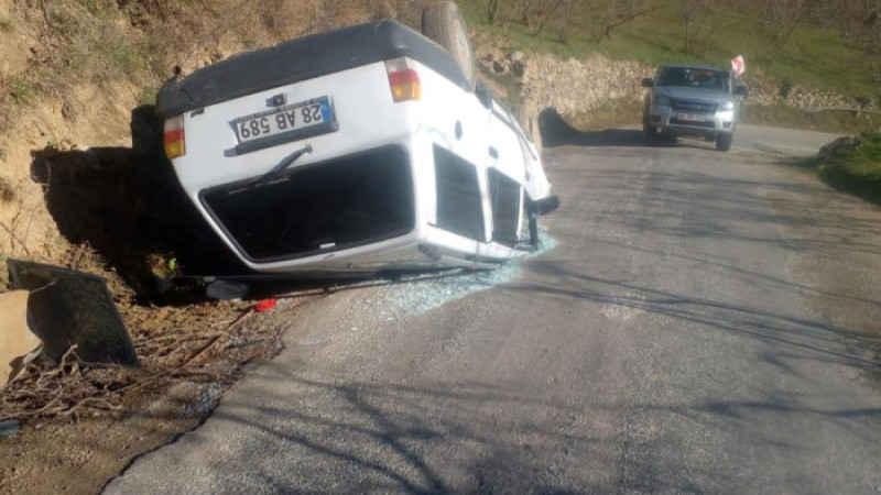 Freni boşalan otomobil ters döndü: 2 yaralı