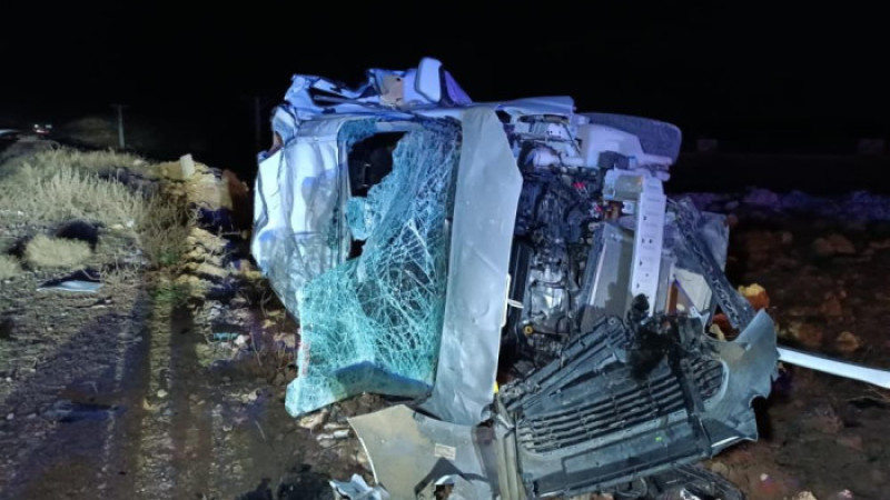 Tır otomobile arkadan çarptı: 3 yaralı