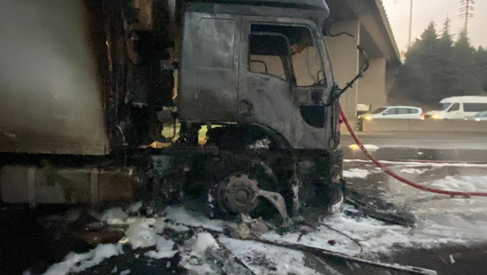 D-100’de çay yüklü tır alev alev yandı