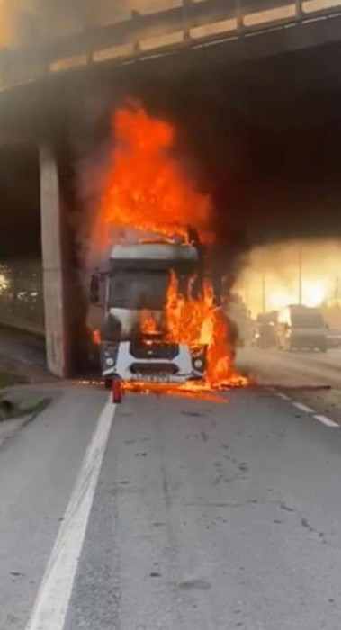 D-100’de çay yüklü tır alev alev yandı