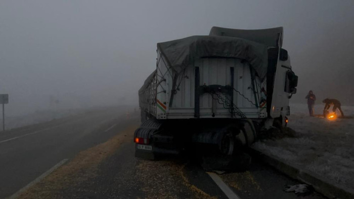 Gizli buzlanma ve sisten dolayı tırlar kaydı, 2 kişi yaralandı