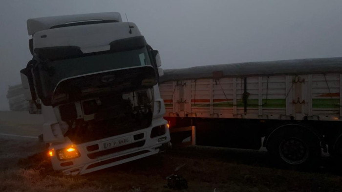 Gizli buzlanma ve sisten dolayı tırlar kaydı, 2 kişi yaralandı